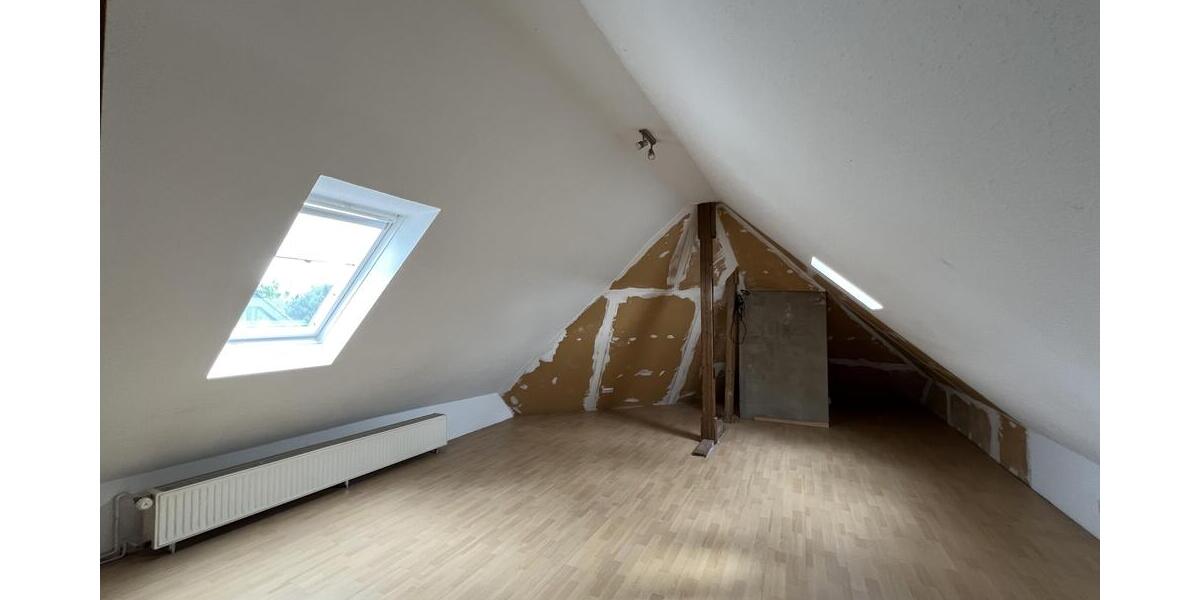 Wohnliche Nutzfläche im Spitzboden