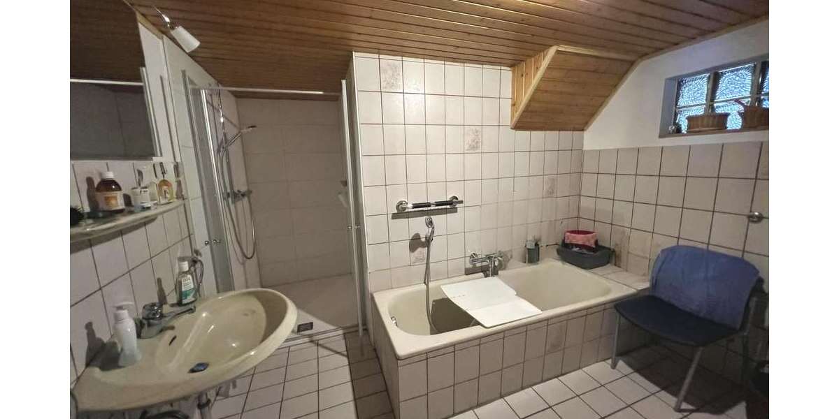 Badezimmer mit Dusche und Badewanne (Anbau)