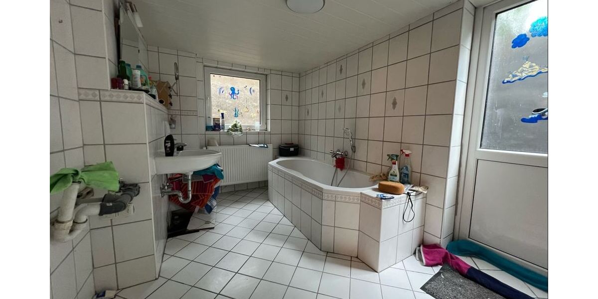 Bad mit Wanne im Keller