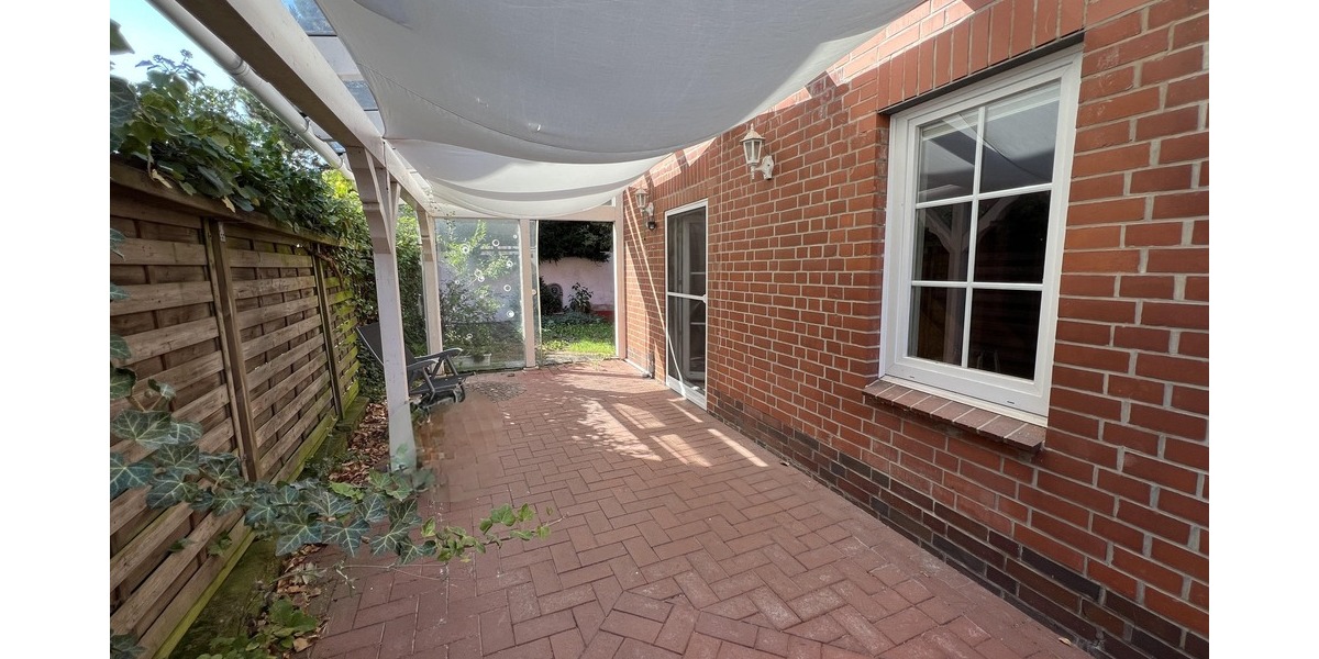 überdachte Terrasse mit Gartenzugang