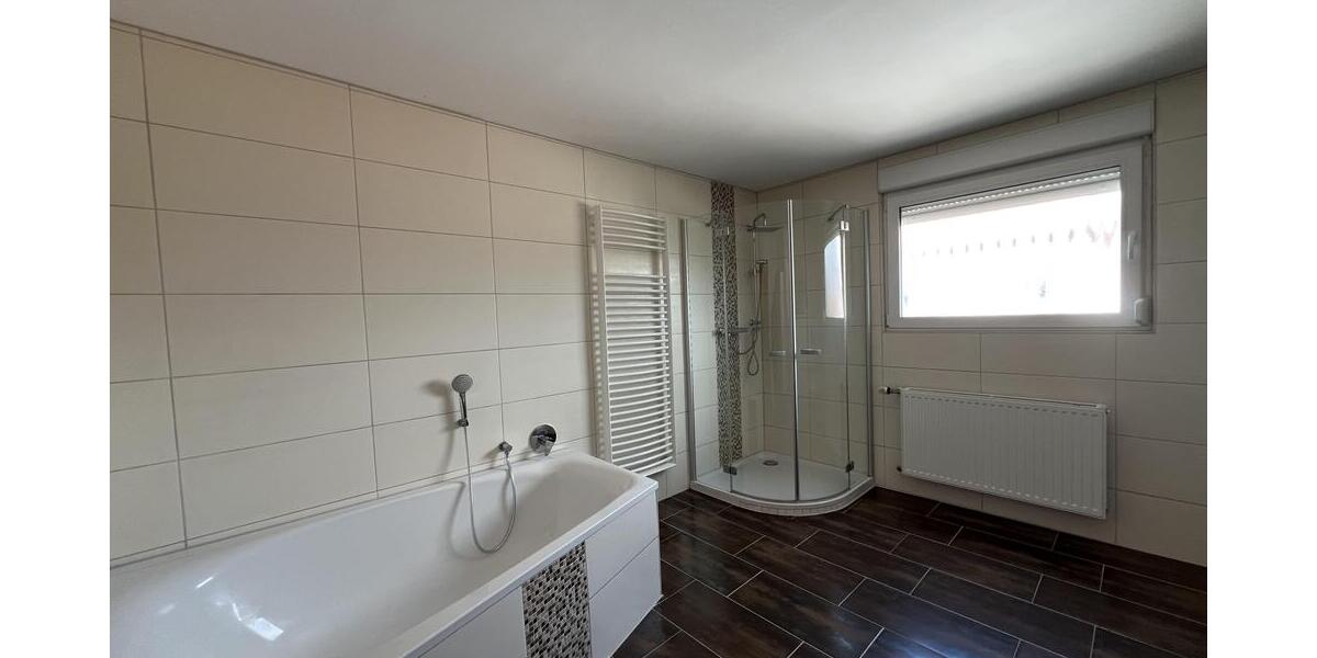 …mit Badewanne und Dusche