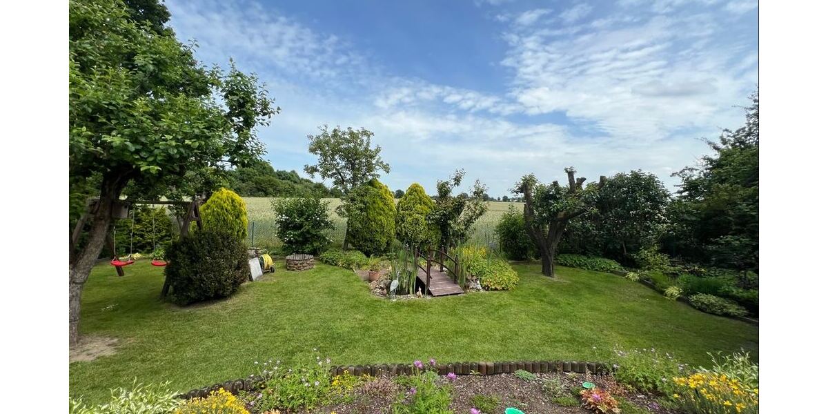 Blick von der Terrasse in den Garten